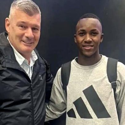 Promessa colombiana a caminho de Inglaterra para assinar pelo Manchester United