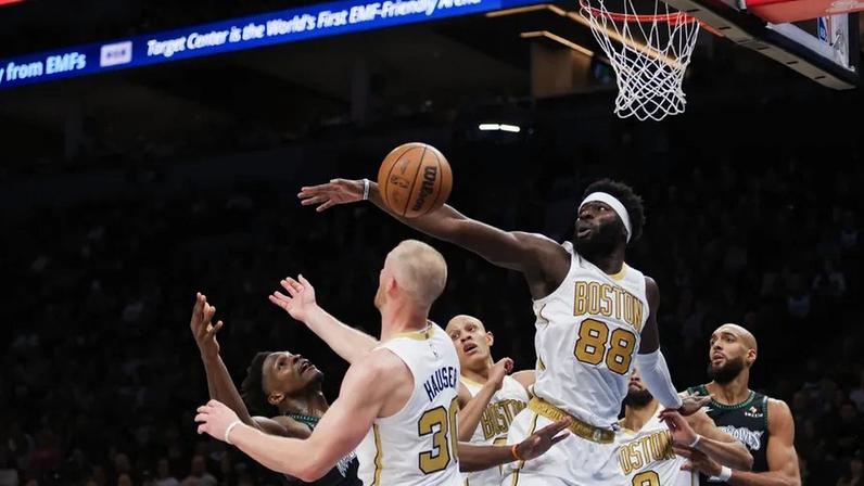 Neemias Queta destaca-se nos Celtics contra os Timberwolves em Minnesota