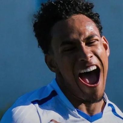 Chaves vence Torreense por 2-0 após adversário ficar reduzido a nove