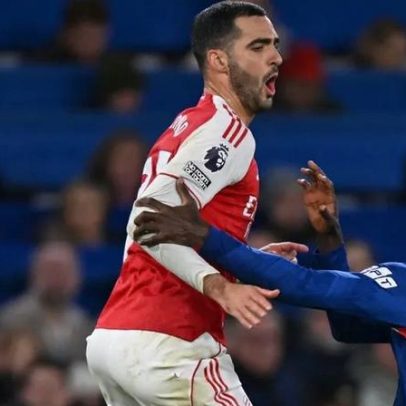 Entrada dura de Caicedo no dérbi de Londres resulta em expulsão