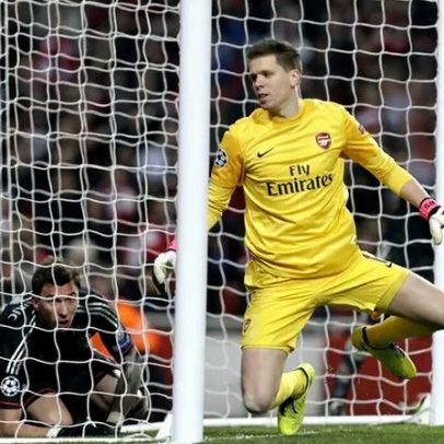 Szczesny apanhado a fumar no balneário pelo treinador Wenger