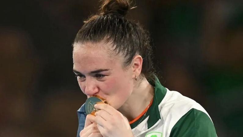 Kellie Harrington com a medalha de ouro