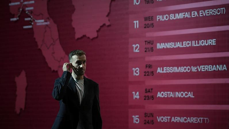 Simon Yates esteve no anúncio das etapas do Giro d'Italia de 2026