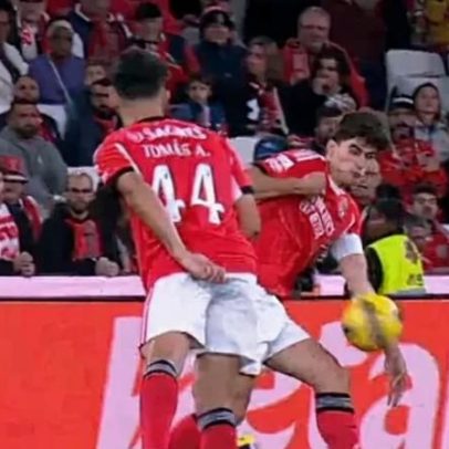 VAR de Benfica-Casa Pia iliba por não chamar árbitro em penálti de António Silva