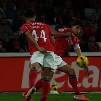VAR iliba por não chamar árbitro para penálti de António Silva