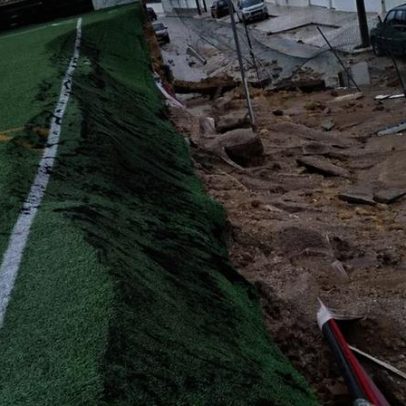 Campo do Botafogo desaba devido ao mau tempo