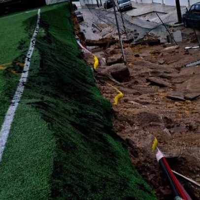 Campo do Botafogo desaba por mau tempo