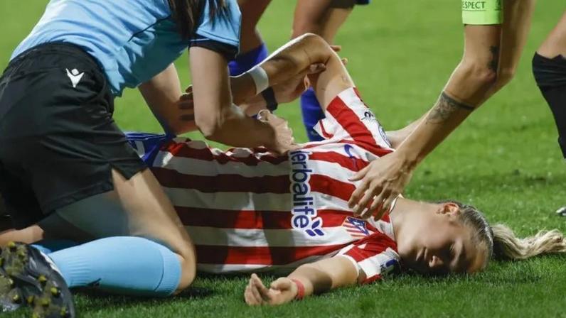 Jogadora do Atlético de Madrid cai após choque em Liga dos Campeões
