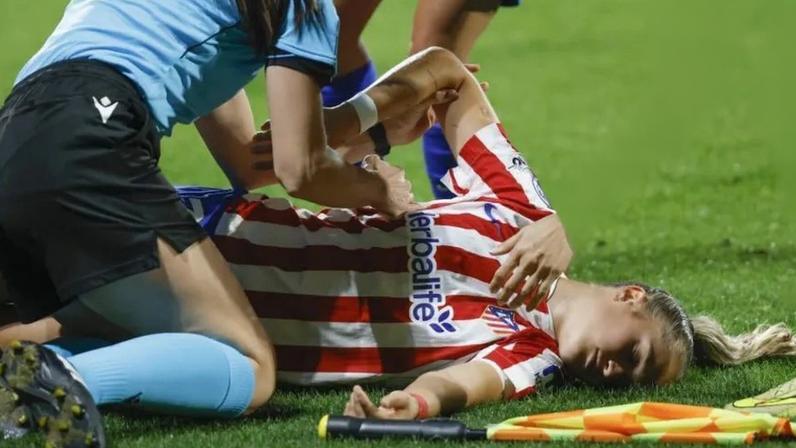 Jogadora do Atlético Madrid cai inanimada após choque durante Champions League