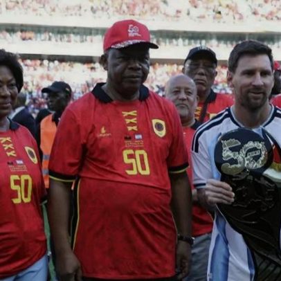 Messi entusiasma Angola com troféu gigante e camisolas autografadas