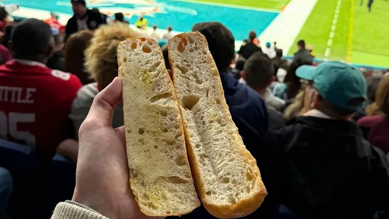 Sandes de presunto num estádio divide opiniões entre adeptos e amantes de gastronomia.