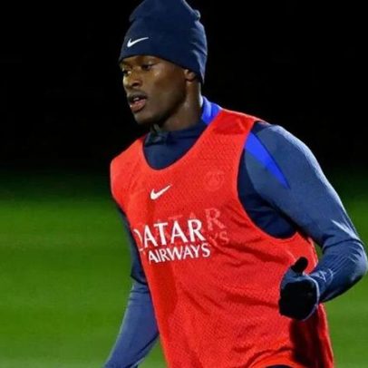 Nuno Mendes já corre com bola no relvado pelo PSG