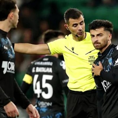 Omrani fica com o ombro deslocado duas vezes diante do Sporting na Taça