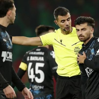 Omrani lesionado no ombro após choque com Sporting; médio deslocou-o duas vezes