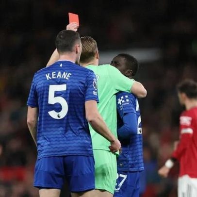 Jogador do Everton expulso após agredir colega de equipa