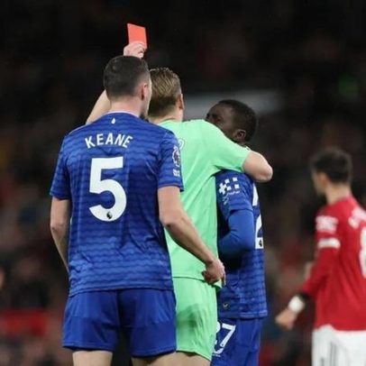 Jogador do Everton expulso por agressão a colega de equipa