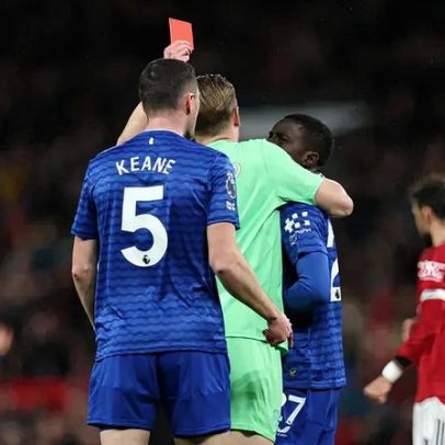 Jogador do Everton expulso após agredir colega de equipa