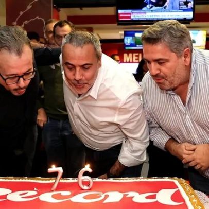 Record celebra 76 anos com imagens do aniversário na redação