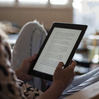 Parlamento aprova extensão do cheque-livro aos e-books para jovens de 18 anos