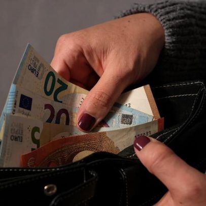Há menos portugueses a pagar as contas em dia