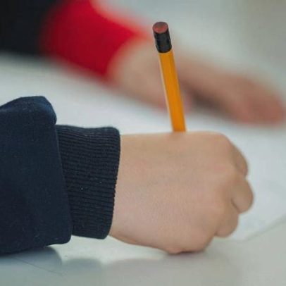 Criança de 9 anos tem dedos decepados após alegada agressão na escola