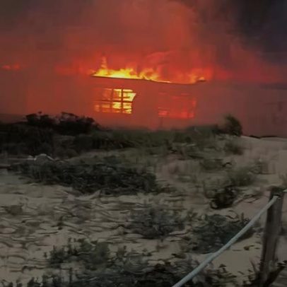 Incêndio destrói bar na praia do Rei, Costa da Caparica