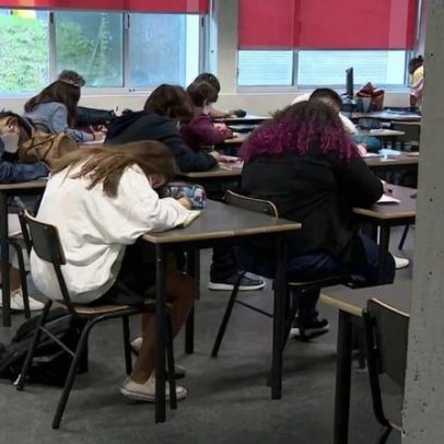 Milhares de alunos continuam sem professor e sem computadores