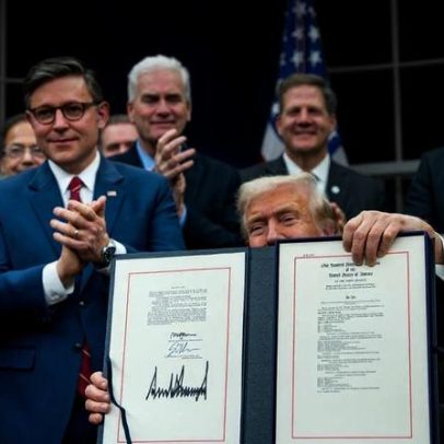 Governo dos EUA volta a funcionar após 43 dias de paragem com assinatura de Trump