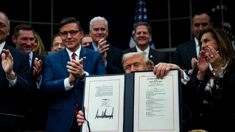 Governo dos EUA volta a funcionar após 43 dias de paragem com assinatura de Trump