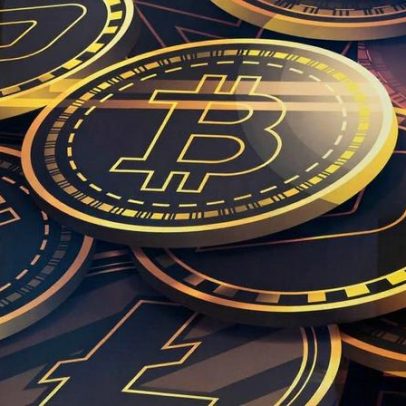 Bitcoin cai mais de 2% para menor desde abril
