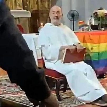 Padre é insultado numa igreja em Espanha por colocar bandeira LGBT no altar