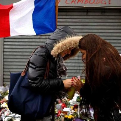 França assinala 10 anos dos atentados de Paris com homenagem às vítimas