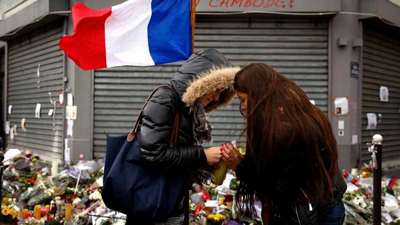 França assinala 10 anos dos atentados de Paris com homenagem às vítimas