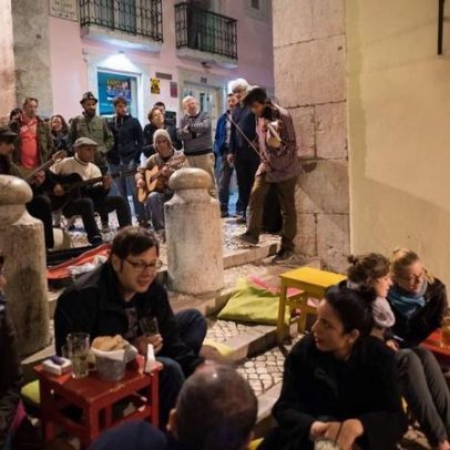 Bairro Alto adota sistema de reutilização de copos para saídas noturnas