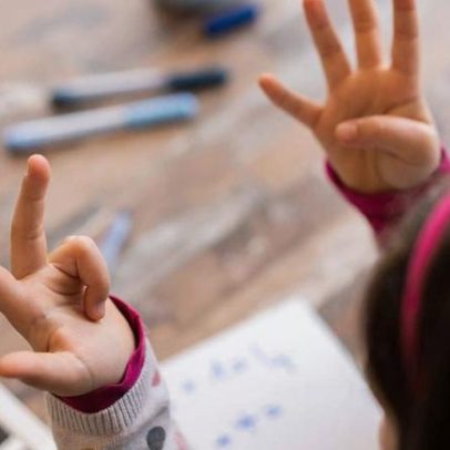 Contar pelos dedos ajuda crianças a desenvolver matemática avançada