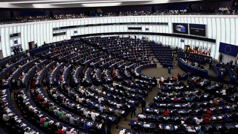 Eurodeputadas grávidas poderão delegar voto durante ausência