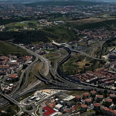Família com crianças desalojada no bairro de Odivelas
