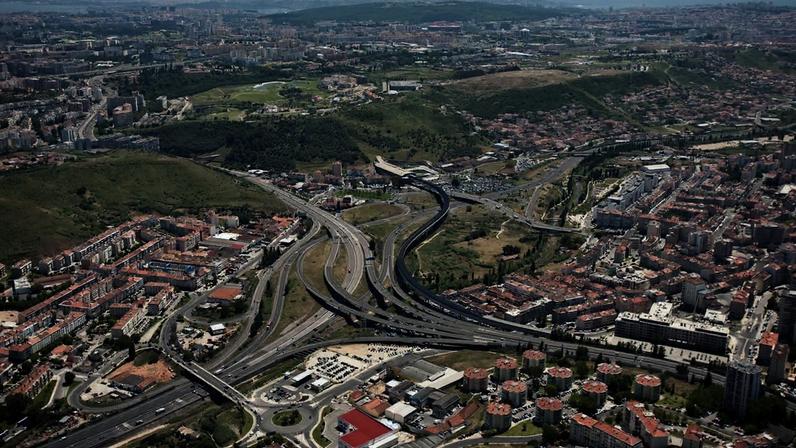 Família com crianças desalojada no bairro de Odivelas