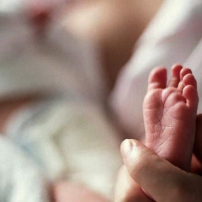 França aprova nova licença parental que dá aos pais mais dois meses em casa