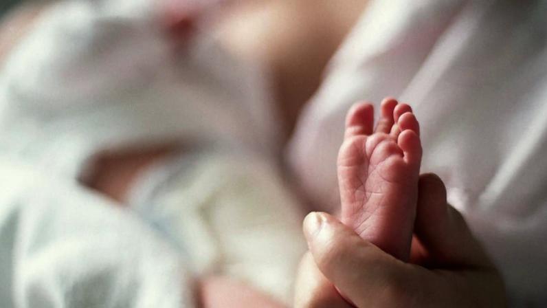 França aprova nova licença parental que dá aos pais mais dois meses em casa