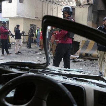 Ataque suicida no Paquistão deixa várias vítimas mortais