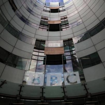 BBC pede desculpas a Trump por edição enganosa mas rejeita difamação