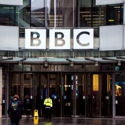 BBC pede desculpas a Trump por edição enganosa, mas rejeita difamação