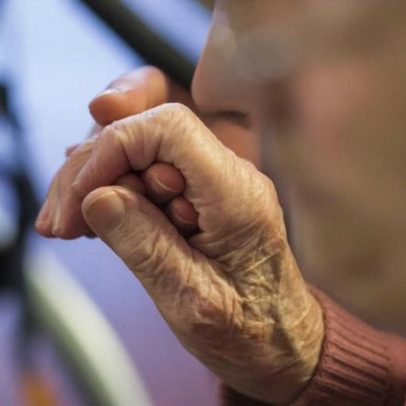 Cuidadora domiciliária tenta matar idosa com facada