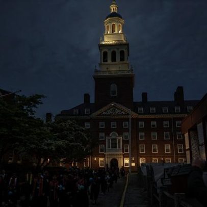 Harvard reabre investigação a ex-presidente após e-mails com Epstein
