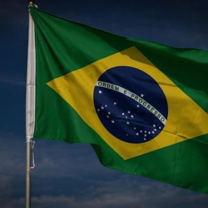 Brasil: mãe e filha resgatadas de carro após ficarem presas em inundação