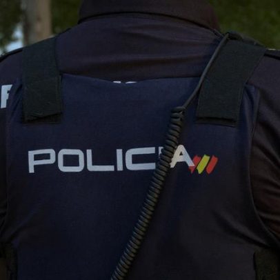Homem que maltrata a namorada esconde-se num sofá-cama para fugir à polícia