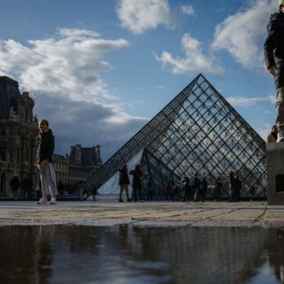 Louvre encerra galeria por fragilidade de vigas