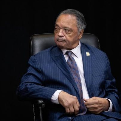 Pastor e ativista político Jesse Jackson hospitalizado por doença neurológica