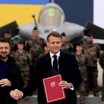 Zelensky assina em França contrato para compra de aviões de combate